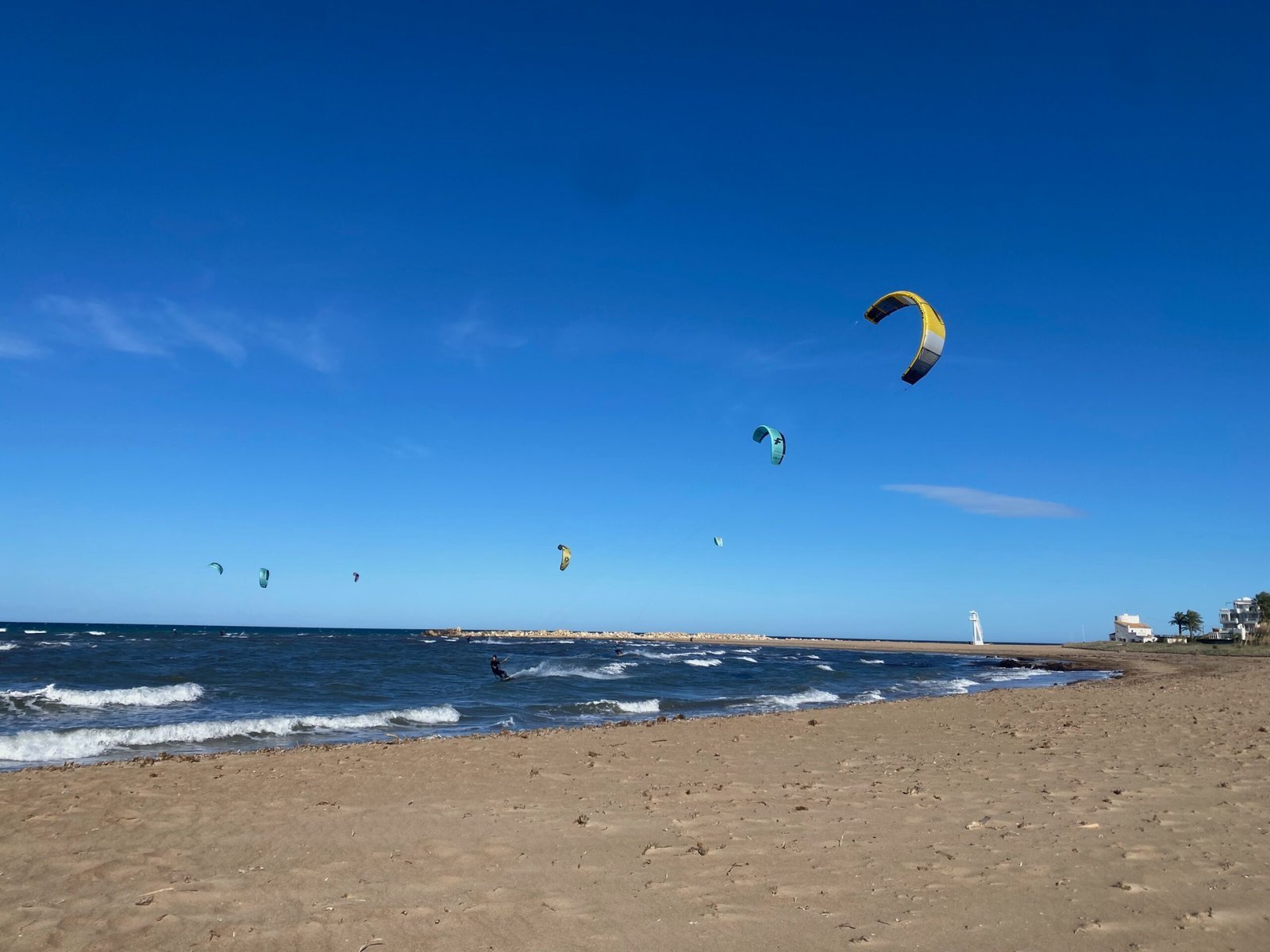 Els Molins beach with kitesurfers in Dénia