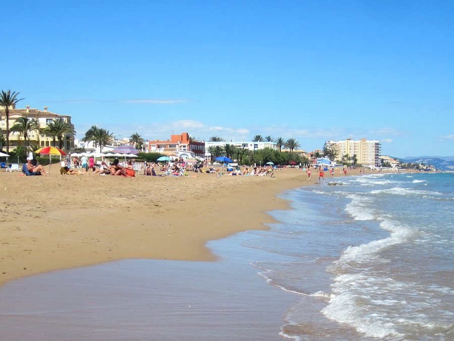 Les Bovetes sandy family beach in Dénia