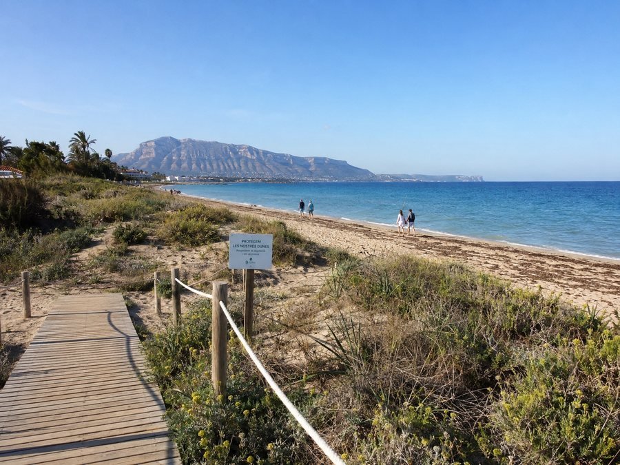 Protected northern coast dunes and beach access in Dénia